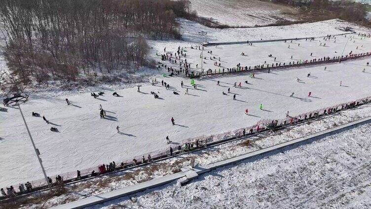 冬季旅游 滑雪场传送带人群 冰雪运动