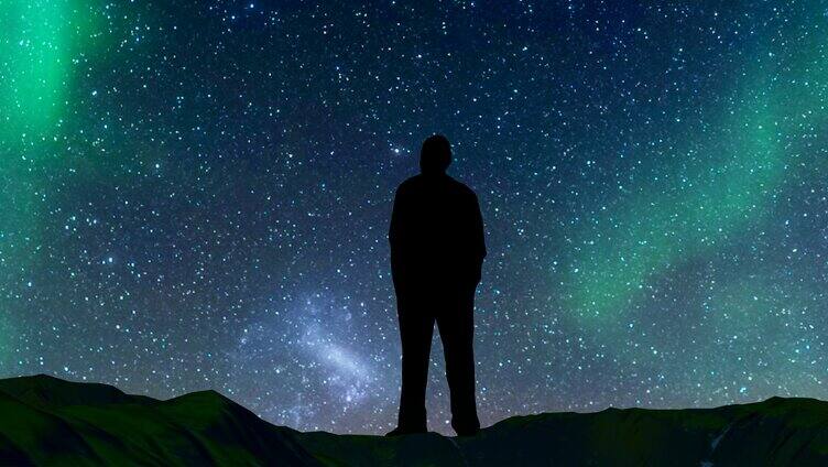 在夜晚唯美的极光下仰望星空