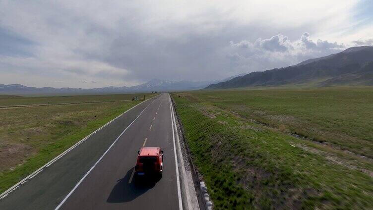 4K航拍新疆赛里木湖 红色车辆旅游