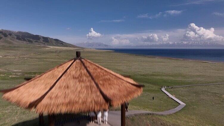 4K航拍新疆赛里木湖营地凉亭 旅行风景