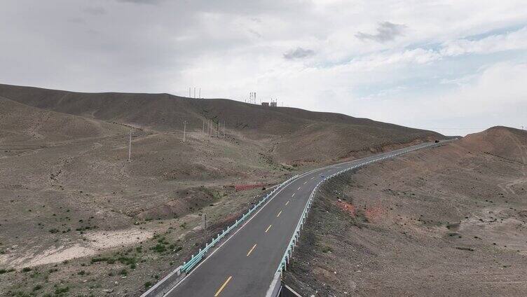 新疆丹霞地貌汽车开过 旅行风光