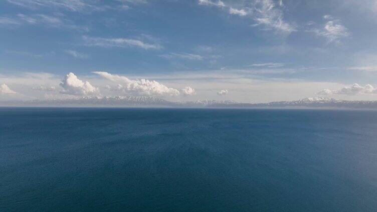 4K航拍新疆赛里木湖 蓝色湖面 新疆风光