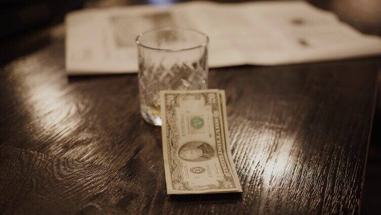 把美元放在桌子上