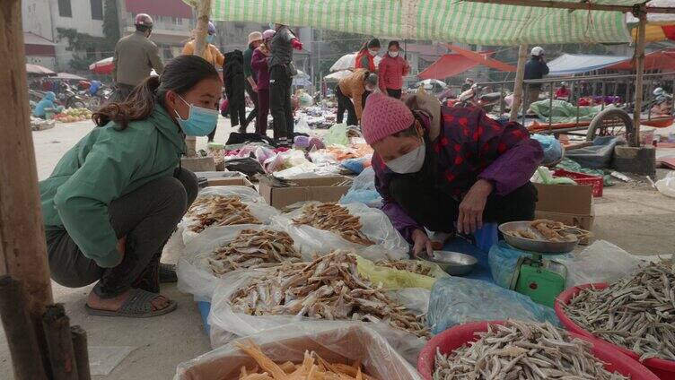 妇女售卖鱼干