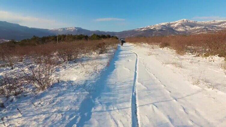 在雪地上骑行的人