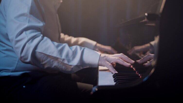 男子在演奏钢琴