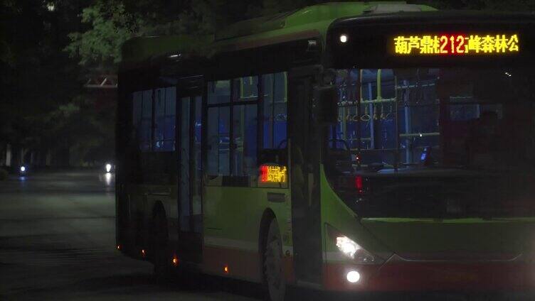 凌晨的公交车
