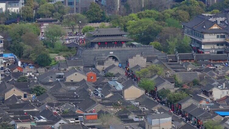 航拍扬州东关老街节假日人山人海