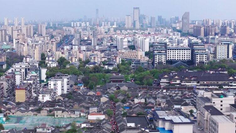 航拍扬州东关老街节假日人山人海