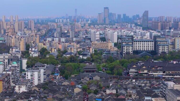 航拍扬州东关老街节假日人山人海