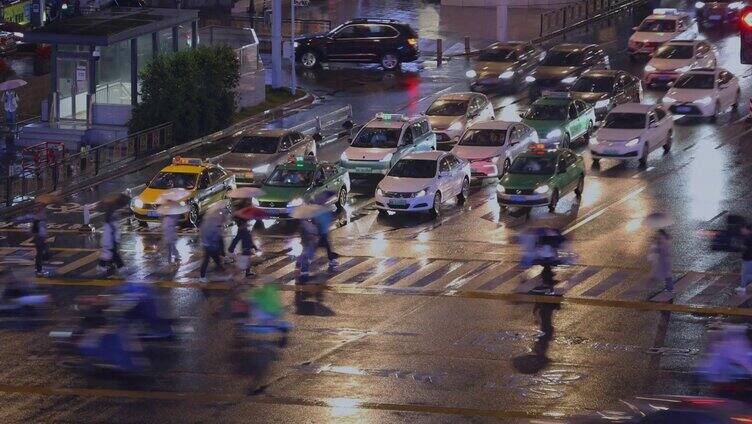 雨天城市夜晚路口车流人流雨夜雨景
