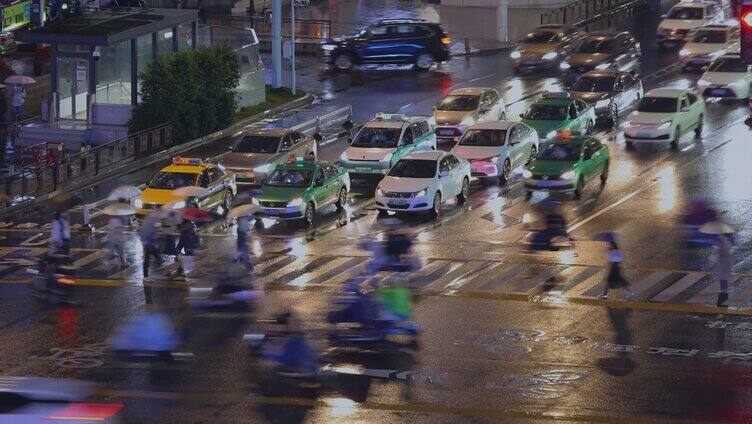 雨天城市夜晚路口车流人流雨夜雨景