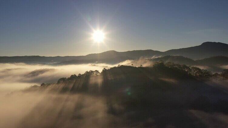 太阳下朦胧的群山