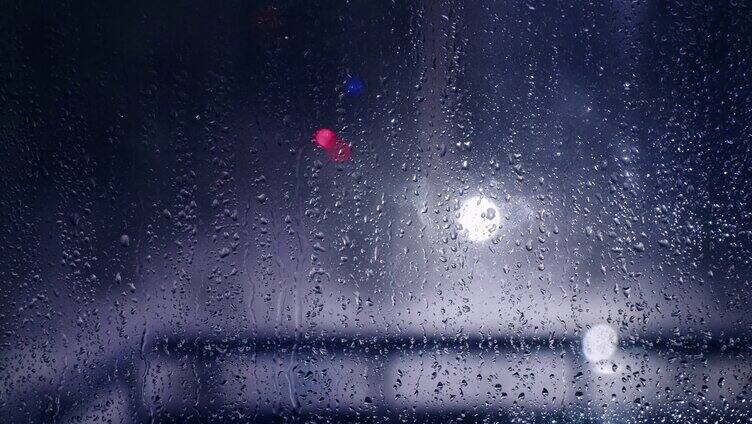 玻璃窗外雨滴答
