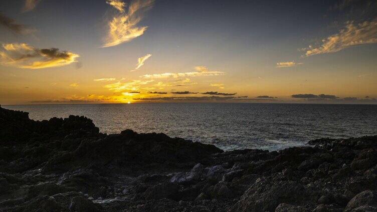 夕阳下的水平面