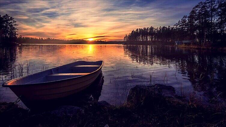 夕阳下的漂浮的小船