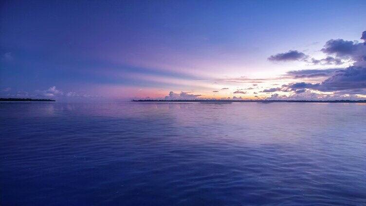 夕阳下平静的海面