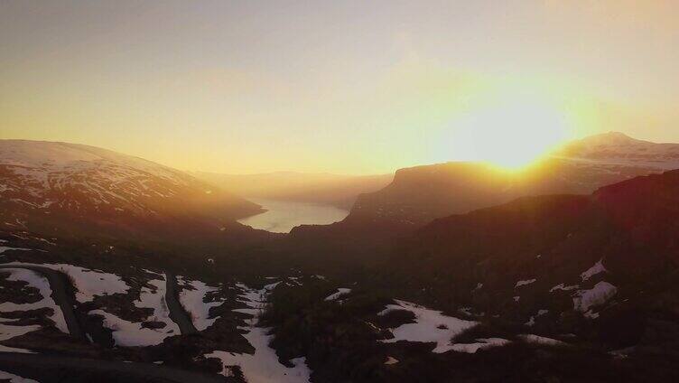 日出雪山海边美景