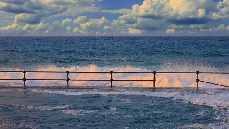 海水拍打海岸