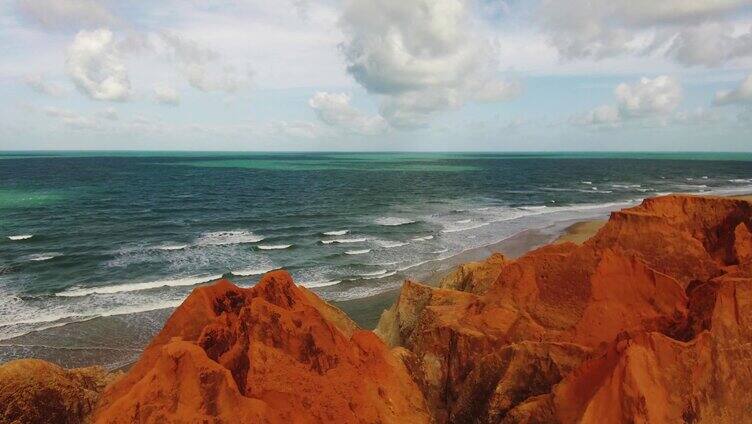 海边红色岩石