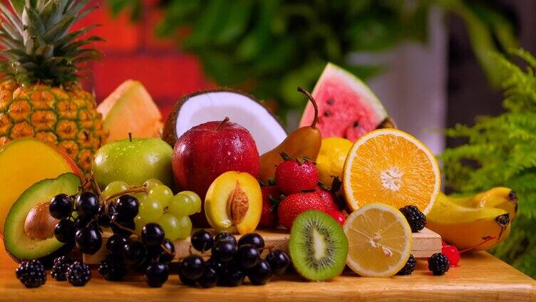 桌子上各色的水果