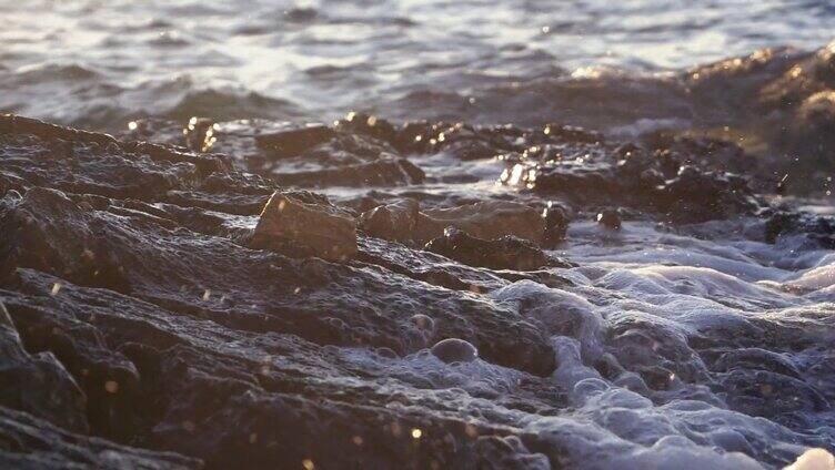 海水冲刷着岩石