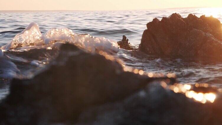 海水拍打着岩石