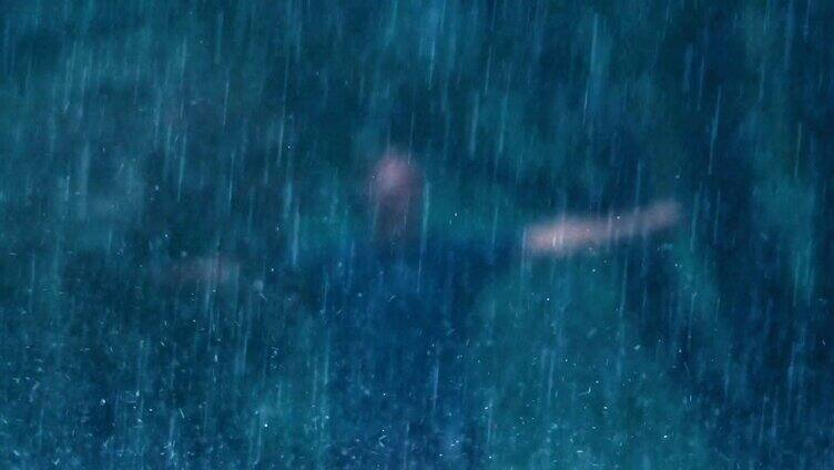 大雨下 淋雨的一个人 