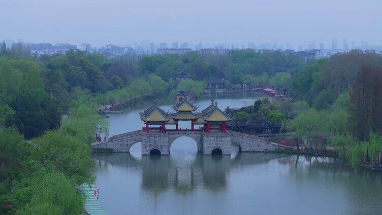 航拍烟雨江南扬州瘦西湖风景区