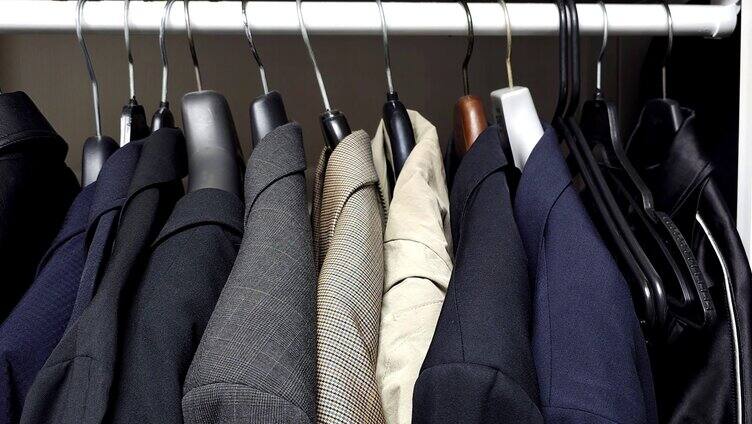 衣柜中各种的衣服