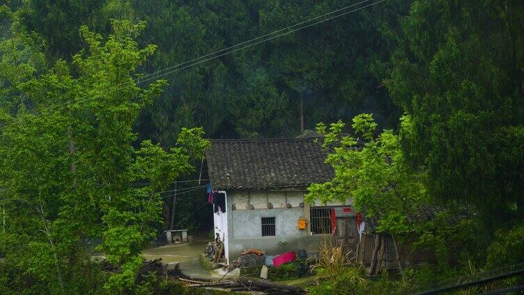 农村煮饭房屋炊烟缭绕