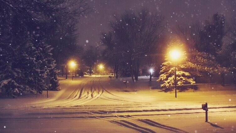 被车辆行驶过的雪地路面