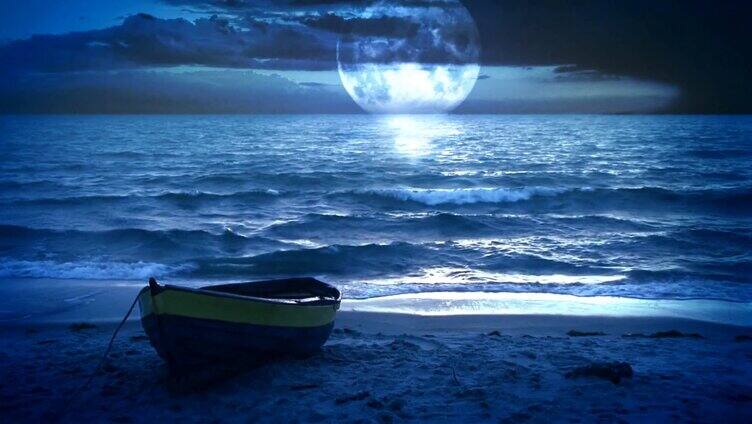 月光下波动的海水和船帆