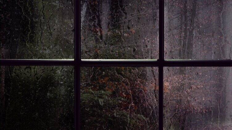 窗外下雨滴答