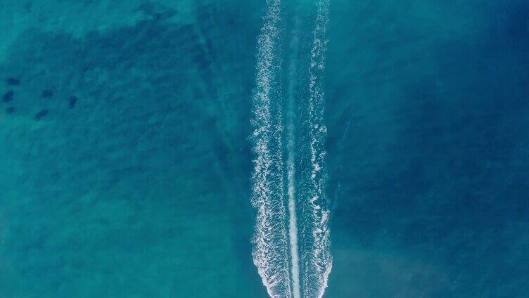 航拍快艇 游艇在海面行驶