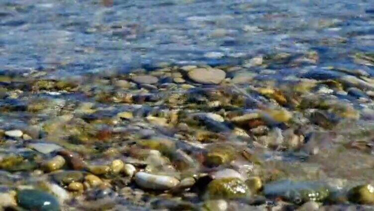 河流流淌过鹅卵石