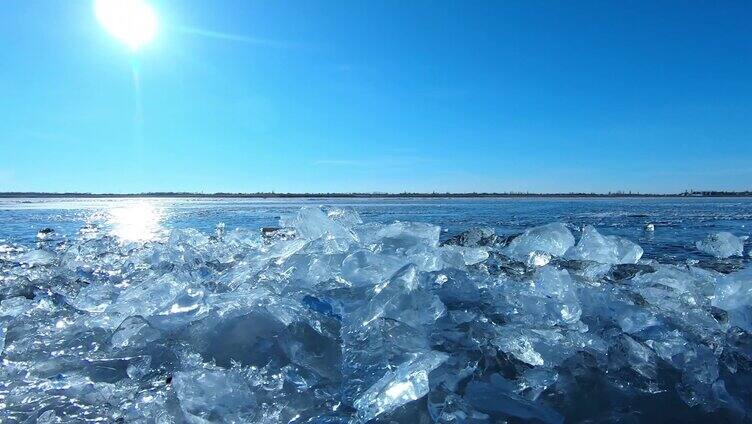 冬季阳光照耀在碎冰上