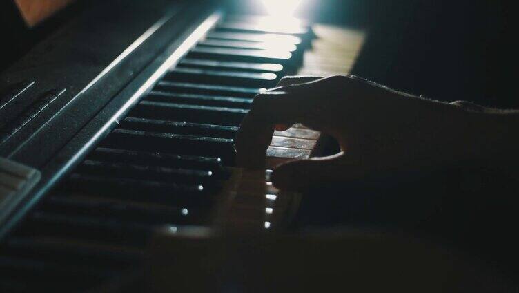 阳光撒在钢琴上弹奏