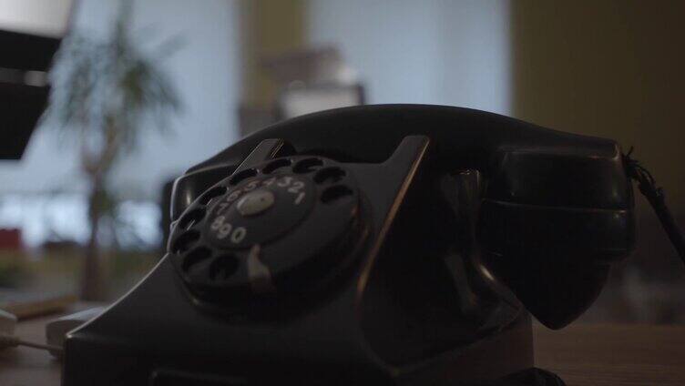 桌面上的老式电话