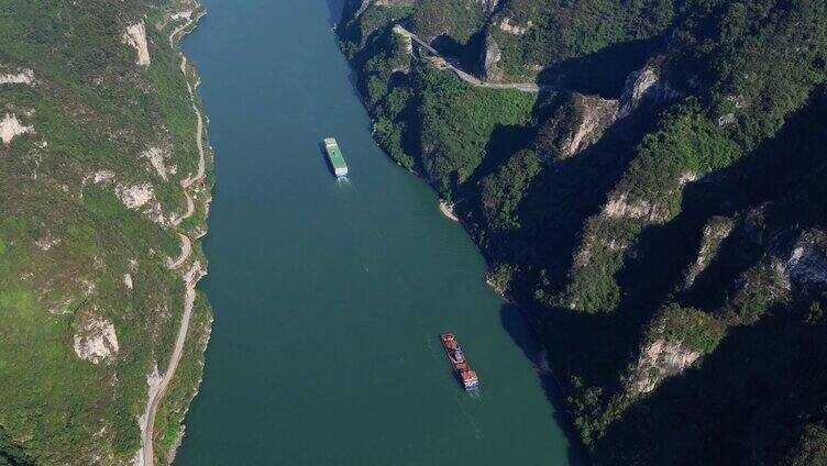 轮船在三峡西陵峡水域航行 