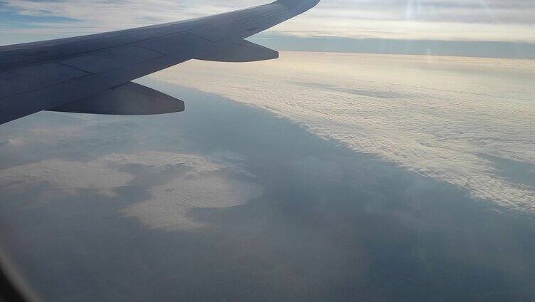 乘坐飞机窗外美景 天空上的云朵