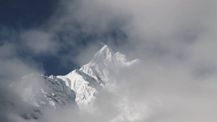 云雾间的雪山 神女峰