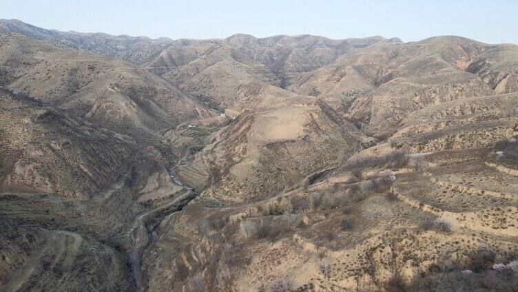 山西黄土高原贫旧窑洞和沟壑纵横的山脉