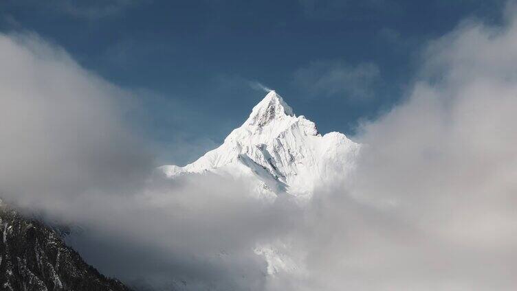 云雾间的雪山 神女峰