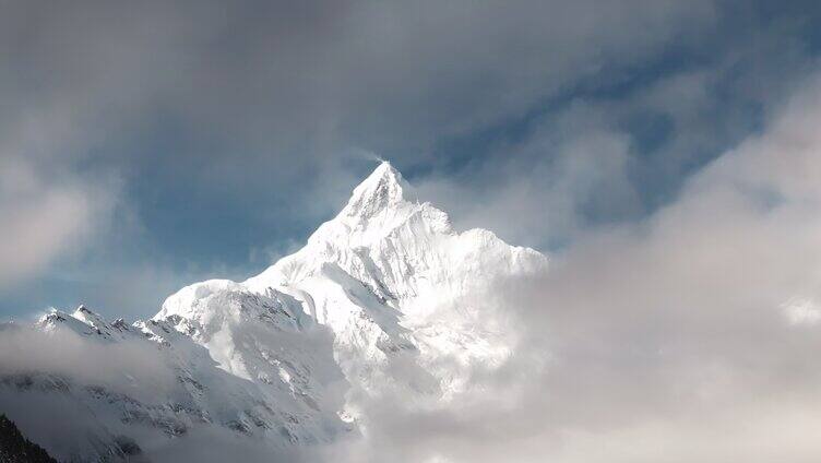 云雾间的雪山 神女峰