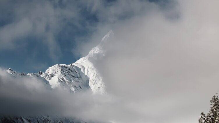 云雾间的雪山 神女峰