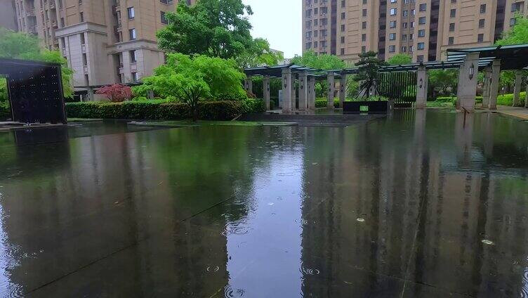 小雨中的城市景观