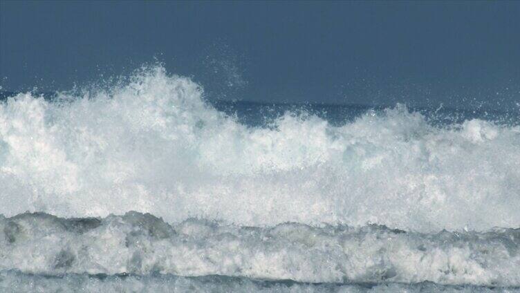 碧蓝海浪冲击沙滩