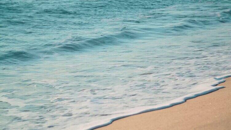 碧蓝海浪冲击沙滩