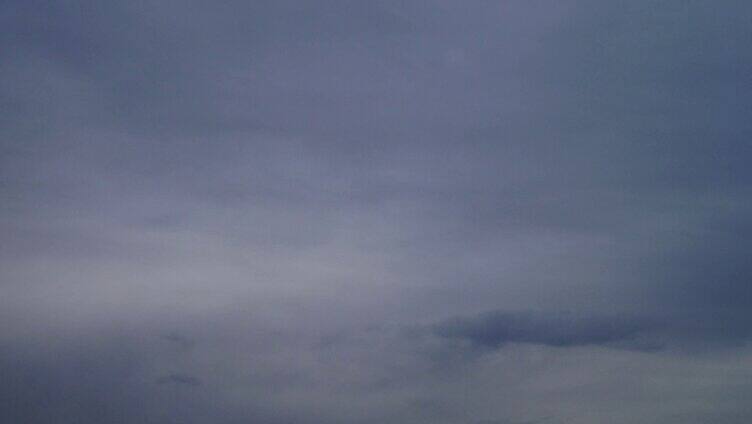 蓝色天空白色云彩变形